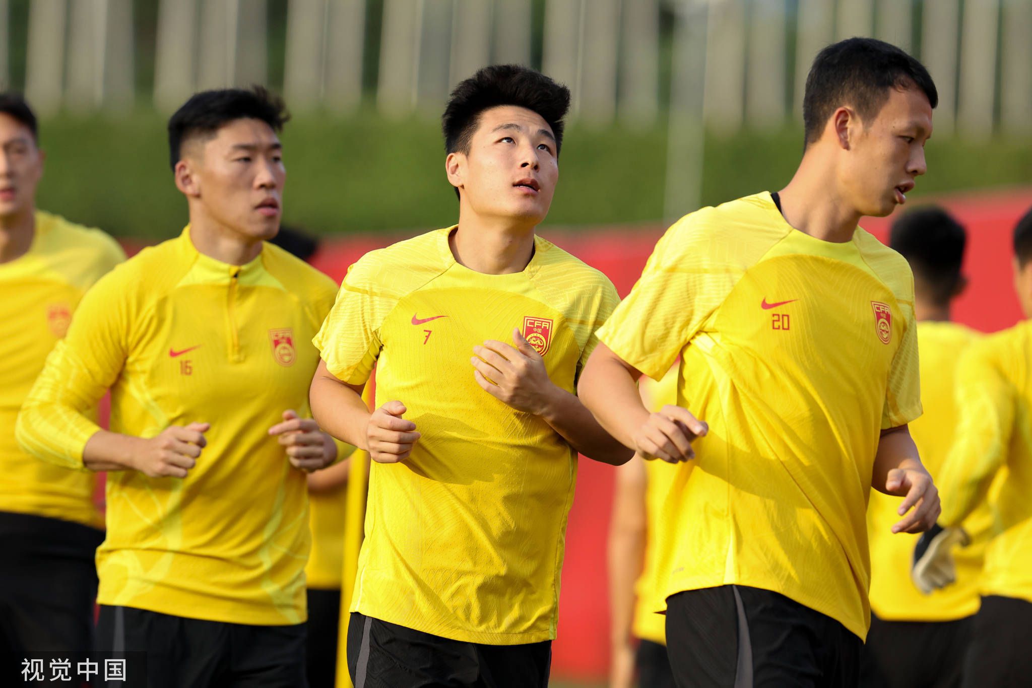 TA：范德贝克的租借合同中含买断条款，费用1100万欧据TheAthletic报道，范德贝克已经前往法兰克福接受体检，即将租借加盟。